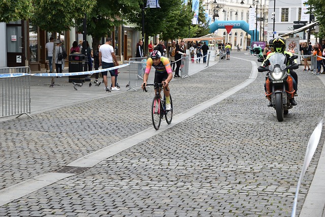 最浪漫的事,是和你一起飞!杭州一对滑翔伞夫妻出战亚运 真的是比翼....